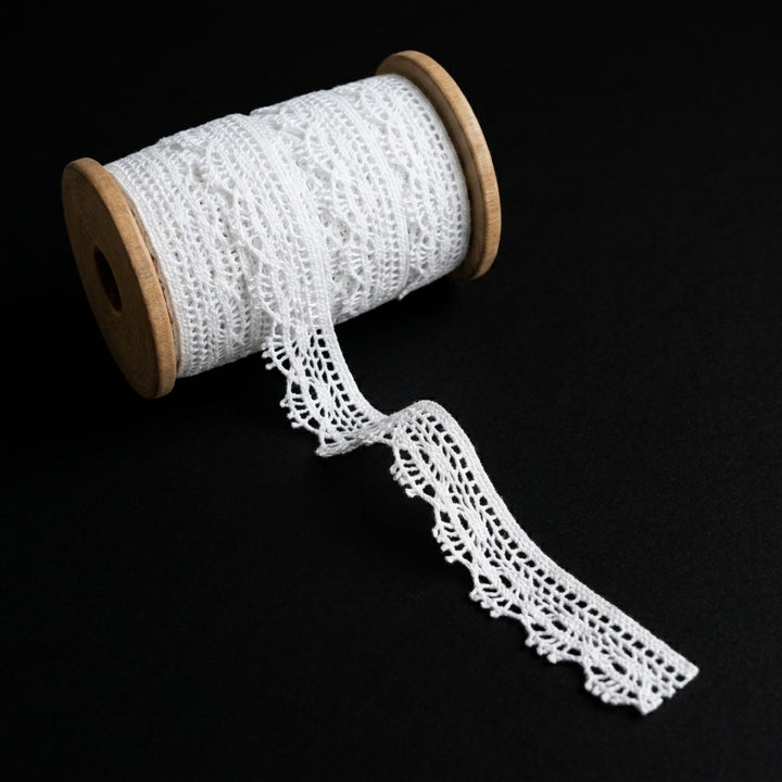 Off White Fine Scallop Lace with Kingri Trim Crochet Lace - 5 Mtr